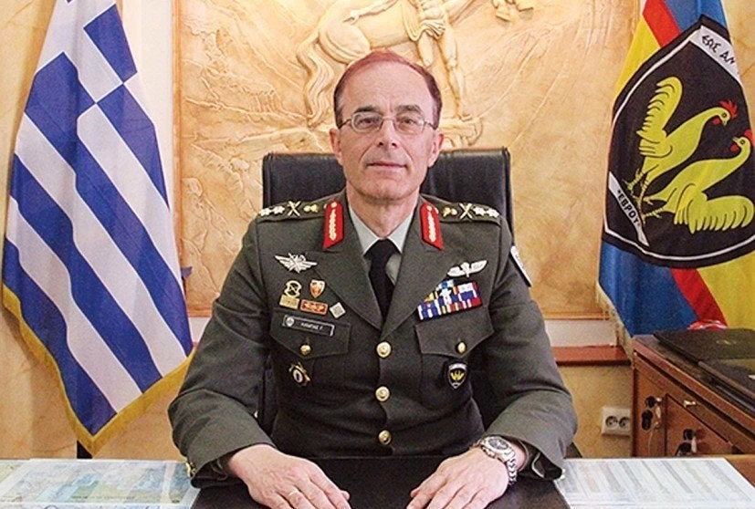 Ξαφνική αδιαθεσία για τον νέο Α/ΓΕΣ κατά τη διάρκεια της τελετής παράδοσης-παραλαβής αρχηγού ΓΕΕΘΑ (Βίντεο)